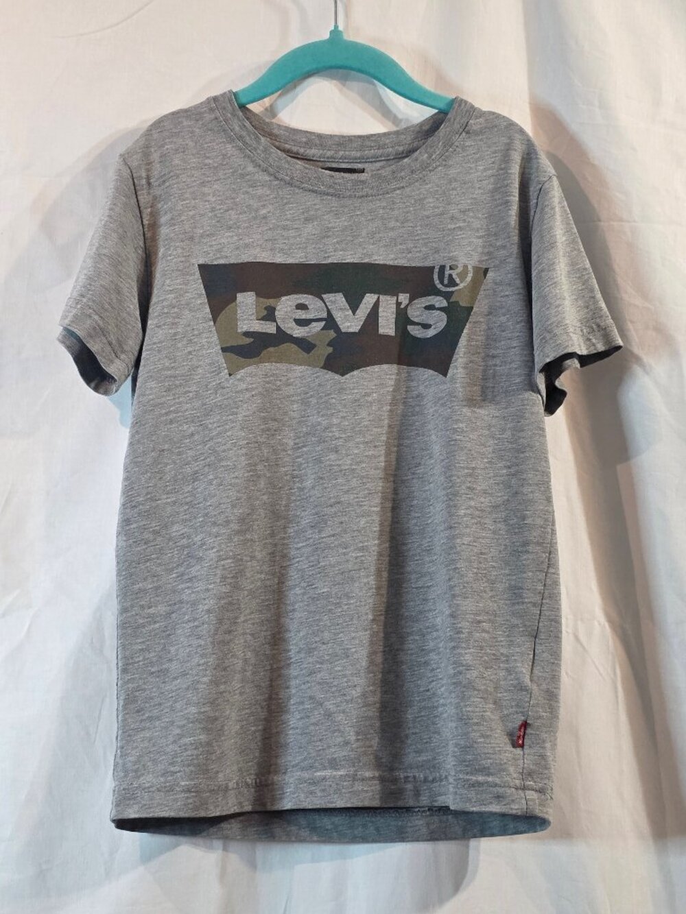 Levi’s Kids Gray Tee with Camo Batwing Logo – Size 7/8
